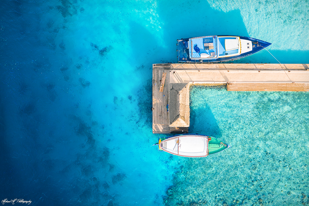 maldives fish boats around pontoon blue water